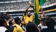 Penyerang Timnas Brasil, Pele, mengangkat trofi Piala Dunia pada edisi 1970. Pele mencatatkan diri sebagai satu-satunya pemain yang mengoleksi tiga gelar juara dunia, tepatnya pada edisi 1958, 1962, and 1970. Rekor tersebut hampir mustahil dapat disamai pada era sepakbola modern saat ini. (Ist.)