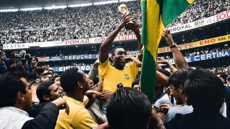 Penyerang Timnas Brasil, Pele, mengangkat trofi Piala Dunia pada edisi 1970. Pele mencatatkan diri sebagai satu-satunya pemain yang mengoleksi tiga gelar juara dunia, tepatnya pada edisi 1958, 1962, and 1970. Rekor tersebut hampir mustahil dapat disamai pada era sepakbola modern saat ini. (Ist.)