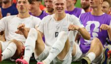 Pemain Timnas Norwegia melakukan selebrasi Dayung Viking. (Ist.)