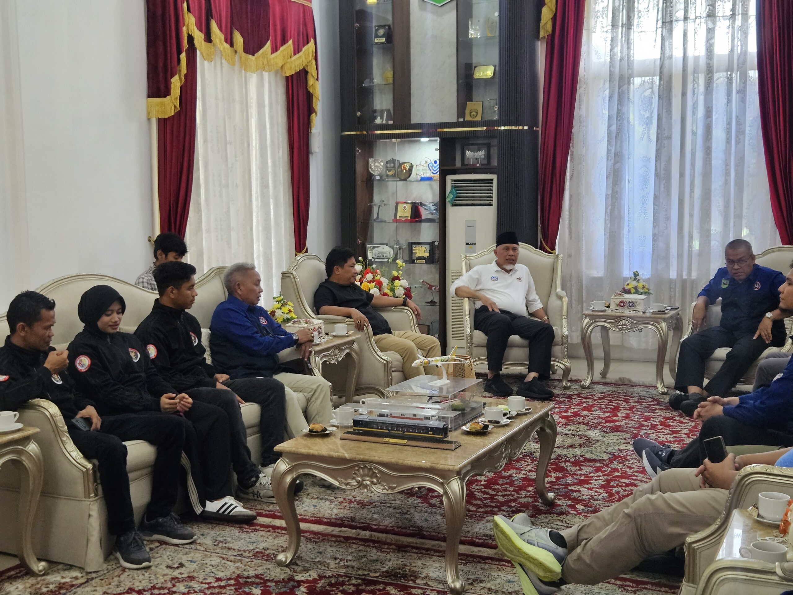 Mahyeldi Sambut Tiga Karateka Sumbar di Istana Usai Perkuat Indonesia di Vietnam