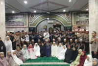 Kapolda Sumbar Irjen Pol Djati Wiyoto Abadhy foto bersama pengurus dan jemaah Masjid Muhsinin usai menggelar program Ngopi Subuh di Rimbo Kaluang, Kecamatan Padang Barat, Kota Padang.