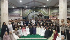 Kapolda Sumbar Irjen Pol Djati Wiyoto Abadhy foto bersama pengurus dan jemaah Masjid Muhsinin usai menggelar program Ngopi Subuh di Rimbo Kaluang, Kecamatan Padang Barat, Kota Padang.
