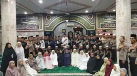 Kapolda Sumbar Irjen Pol Djati Wiyoto Abadhy foto bersama pengurus dan jemaah Masjid Muhsinin usai menggelar program Ngopi Subuh di Rimbo Kaluang, Kecamatan Padang Barat, Kota Padang.