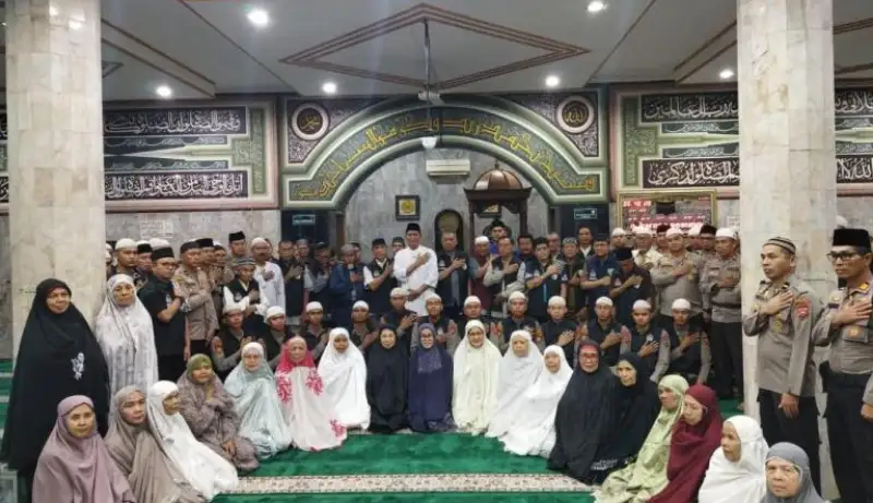 Kapolda Sumbar Irjen Pol Djati Wiyoto Abadhy foto bersama pengurus dan jemaah Masjid Muhsinin usai menggelar program Ngopi Subuh di Rimbo Kaluang, Kecamatan Padang Barat, Kota Padang.