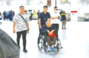 Tersangka kasus dugaan korupsi Pasar Atas Bukittinggi, YY (pakai kursi roda), dikawal ketat oleh Tim SIRI Kejagung usai diamankan di kawasan Serpong, Tangerang Selatan. (Ist.)