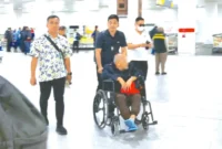 Tersangka kasus dugaan korupsi Pasar Atas Bukittinggi, YY (pakai kursi roda), dikawal ketat oleh Tim SIRI Kejagung usai diamankan di kawasan Serpong, Tangerang Selatan. (Ist.)
