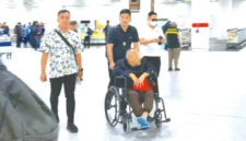 Tersangka kasus dugaan korupsi Pasar Atas Bukittinggi, YY (pakai kursi roda), dikawal ketat oleh Tim SIRI Kejagung usai diamankan di kawasan Serpong, Tangerang Selatan. (Ist.)