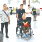 Tersangka kasus dugaan korupsi Pasar Atas Bukittinggi, YY (pakai kursi roda), dikawal ketat oleh Tim SIRI Kejagung usai diamankan di kawasan Serpong, Tangerang Selatan. (Ist.)