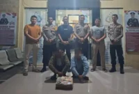 Personel Polsek Pasaman Polres Pasbar mengamankan dua tersangka pungli di Pantai Sasak, Kabupaten Pasaman Barat, dengan barang bukti kotak kardus minuman dan uang tunai. (Ist.)