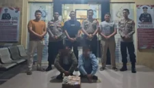 Personel Polsek Pasaman Polres Pasbar mengamankan dua tersangka pungli di Pantai Sasak, Kabupaten Pasaman Barat, dengan barang bukti kotak kardus minuman dan uang tunai. (Ist.)