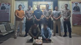 Personel Polsek Pasaman Polres Pasbar mengamankan dua tersangka pungli di Pantai Sasak, Kabupaten Pasaman Barat, dengan barang bukti kotak kardus minuman dan uang tunai. (Ist.)