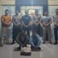 Personel Polsek Pasaman Polres Pasbar mengamankan dua tersangka pungli di Pantai Sasak, Kabupaten Pasaman Barat, dengan barang bukti kotak kardus minuman dan uang tunai. (Ist.)