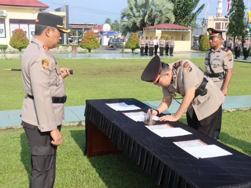 Kapolres Pasaman Barat Pimpin Serah Terima Jabatan PJU Polres dan Kapolres Pasaman Barat Pimpin Serah Terima Jabatan PJU Polres dan Kapolsek Sungai Beremas