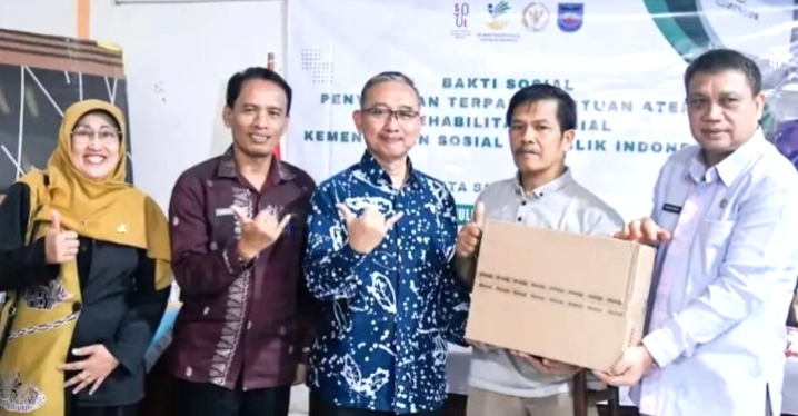 Kemensos RI Serahkan 211 Paket Bantuan ATENSI Masyarakat Rentan Kota Kemensos RI Serahkan 211 Paket Bantuan ATENSI Masyarakat Rentan Kota Sawahlunto