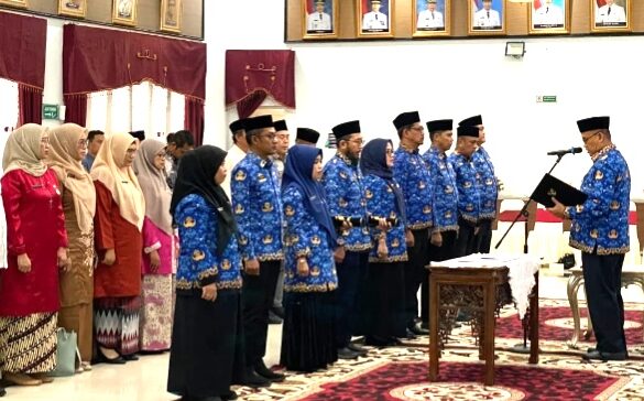 Delapan Pejabat Pemprov Sumbar Dilantik, Sekda: Pemimpin Dihormati karena Kinerja, Bukan Jabatan