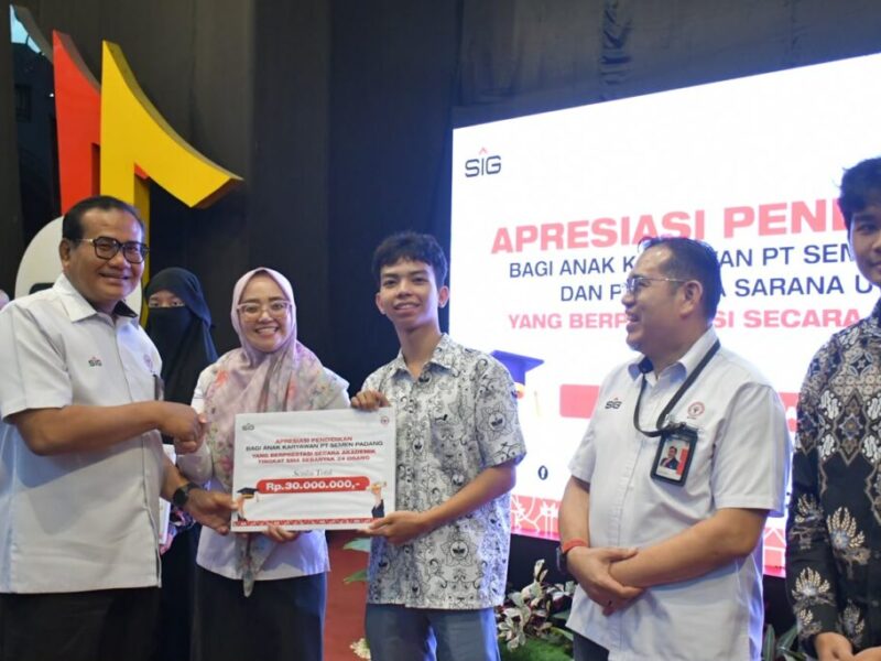 PT Semen Padang Salurkan Beasiswa Pendidikan Rp303,5 Juta kepada 198 Anak Karyawan Berprestasi