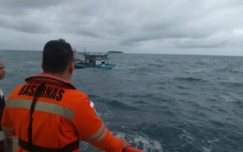 Dihantam Ombak Tiga Meter Kapal KM Halim Wijaya Berhasil Dievakuasi ke Bungus