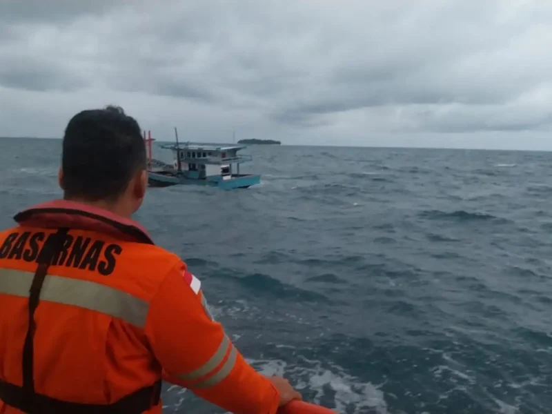 Mati Mesin Diterjang Badai, Kapal Nelayan dari Pasbar Dievakuasi ke Bungus