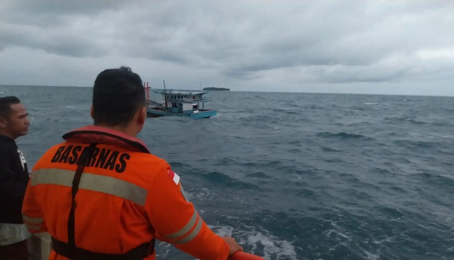 Dihantam Ombak Tiga Meter Kapal KM Halim Wijaya Berhasil Dievakuasi ke Bungus
