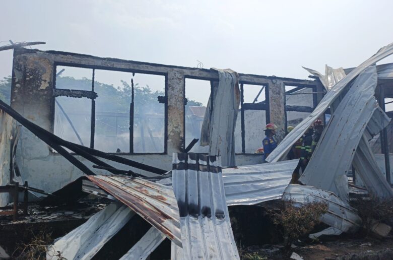 SMP Angkasa Sutan Sjahrir Padang Terbakar, 3 Ruang Kelas dan SMP Angkasa Sutan Sjahrir Padang Terbakar, 3 Ruang Kelas dan Gudang Rusak Berat