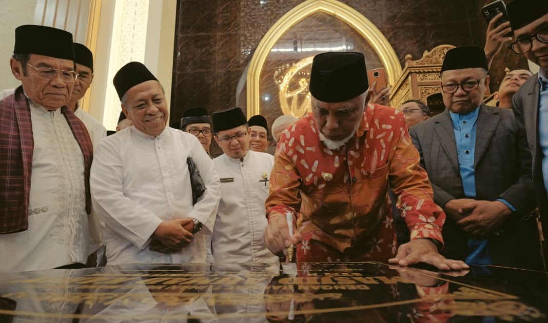 Gubernur Mahyeldi Resmikan Masjid Ahmad Karim SMKN 1 Bukittinggi