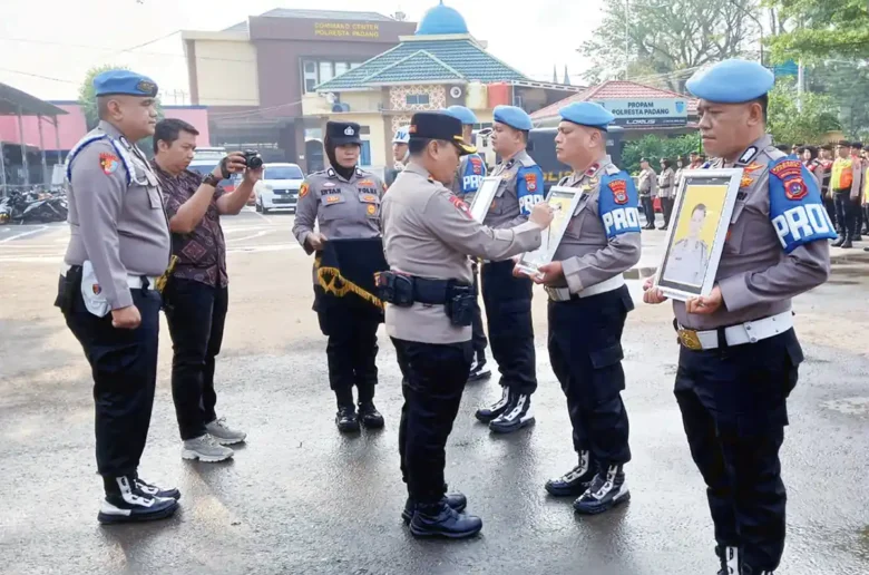 8 Polisi Polresta Padang Dipecat Terlibat Narkoba 8 Polisi Polresta Padang Dipecat Terlibat Narkoba