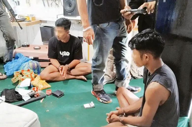 Ayah Anak Edarkan Narkoba Limapuluh Kota Dua tersangka tindak pidana narkotika, YA (30 tahun) dan LR (30 tahun), saat menjalani pemeriksaan dan penggeledahan oleh Tim Satresnarkoba Polres 50 Kota di Nagari Mungka,Kecamatan Mungka, Kabupaten Limapuluh Kota, Selasa (18/8/2026).
