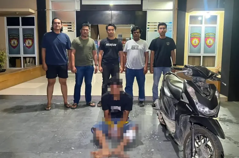 Tersangka kasus begal sepeda motor berinisial AP diamankan tim gabungan Polsek Sungai Rumbai dan Polres Payakumbuh beserta barang bukti satu unit sepeda motor.