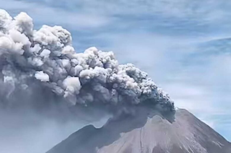 Gunung Sinabung Erupsi Gunung Sinabung di Karo erupsi semburkan abu vulkanik 3,5 km. PVMBG tetapkan Status Waspada dan imbau warga jauhi zona bahaya.