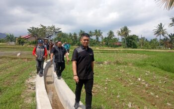 Wakil Ketua DPRD Sumbar Iqra Chissa Tinjau ‘Tali Banda’ Kandang Batu yang Rampung Dikerjakan  Warga