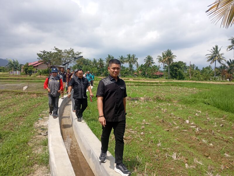Wakil Ketua DPRD Sumbar Iqra Chissa Tinjau ‘Tali Banda’ Kandang Batu yang Rampung Dikerjakan  Warga