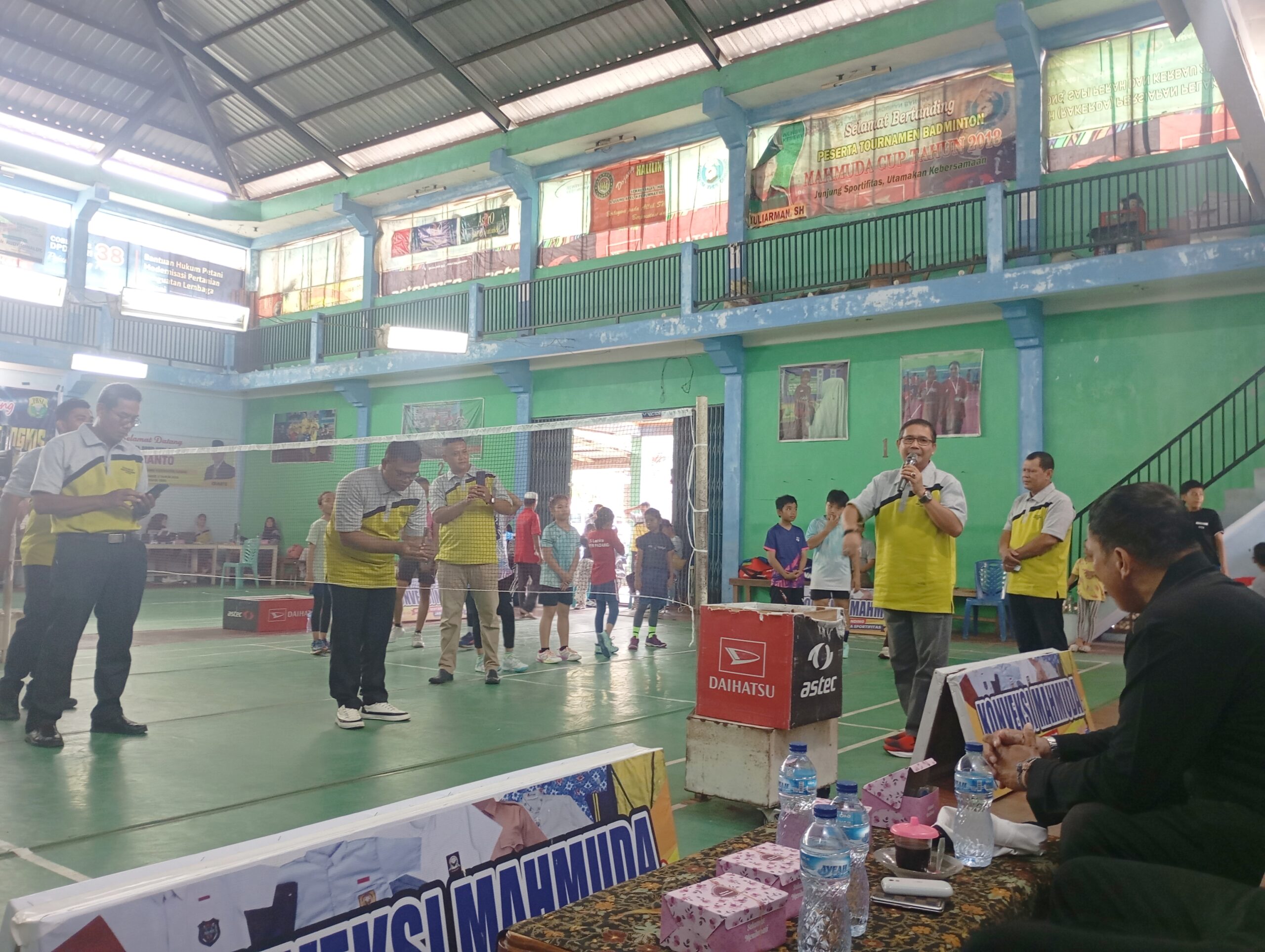 Turnamen Bulutangkis PBSI Cup Resmi Dibuka Bendahara KONI Kota Padang 