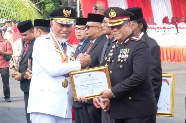 Dirresnarkoba Polda Sumbar Kombes Pol Wedy Mahadi menerima penghargaan dari Gubernur Mahyeldi pada HUT ke-81 RI atas prestasi memberantas narkotika.