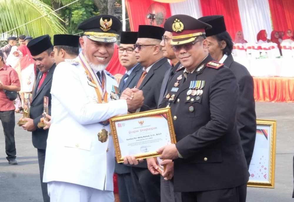 Direktur Reserse Narkoba Polda Sumbar Raih Penghargaan dari Gubernur Mahyeldi di HUT ke-81 RI