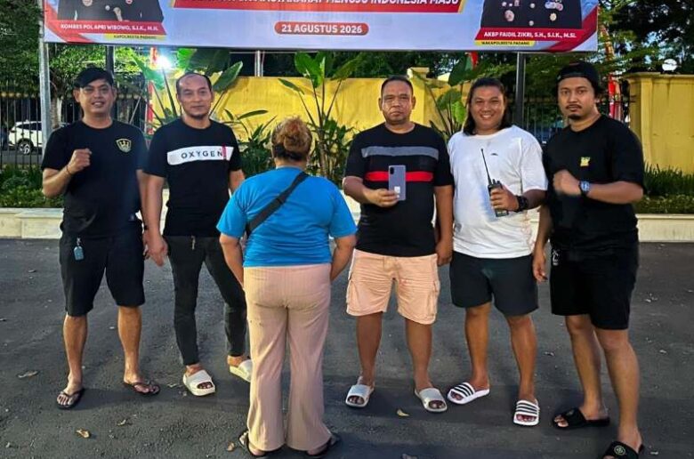 Tim Klewang Polresta Padang menangkap seorang wanita berinisial CFE (35) yang tega mencuri uang ibu kandungnya senilai Rp5 juta demi beli HP dan judi online.