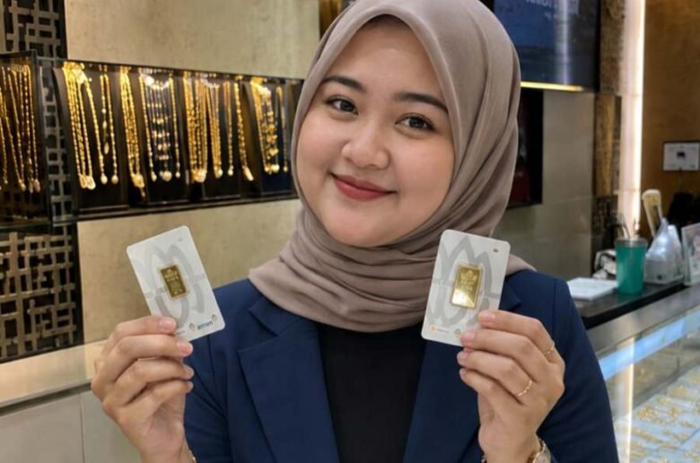 Ilustrasi – Karyawan Toko Emas Ilustrasi karyawan toko emas memperlihatkan emas mini batangan.