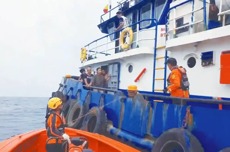 Tim SAR Gabungan saat melakukan proses kru kapal tugboat Symphony di Perairan Padang, Jumat (14/8/2026).