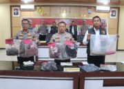 Polres Pasaman Barat menggelar konferensi pers kasus pembunuhan dua lansia oleh anak/cucu kandung di Sungai Aur. Pelaku terancam hukuman berat.