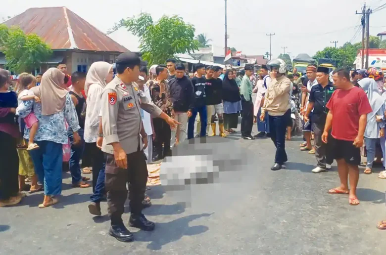 Petugas kepolisian mengamankan lokasi kecelakaan maut di Simpang Bandes Rimbo Panjang, Nagari Punggasan, Pesisir Selatan, Jumat (14/8/2026).