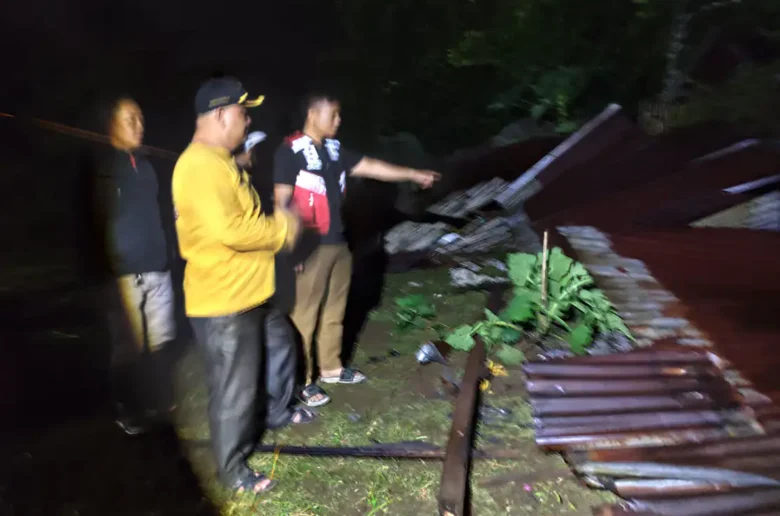 Asisten I Pemkab Limapuluh Kota Alfian bersama petugas gabungan meninjau rumah warga yang rusak akibat angin kencang.