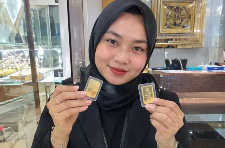 Pegawai Toko Mas Pegawai toko emas memperlihatkan emas mini batangan
