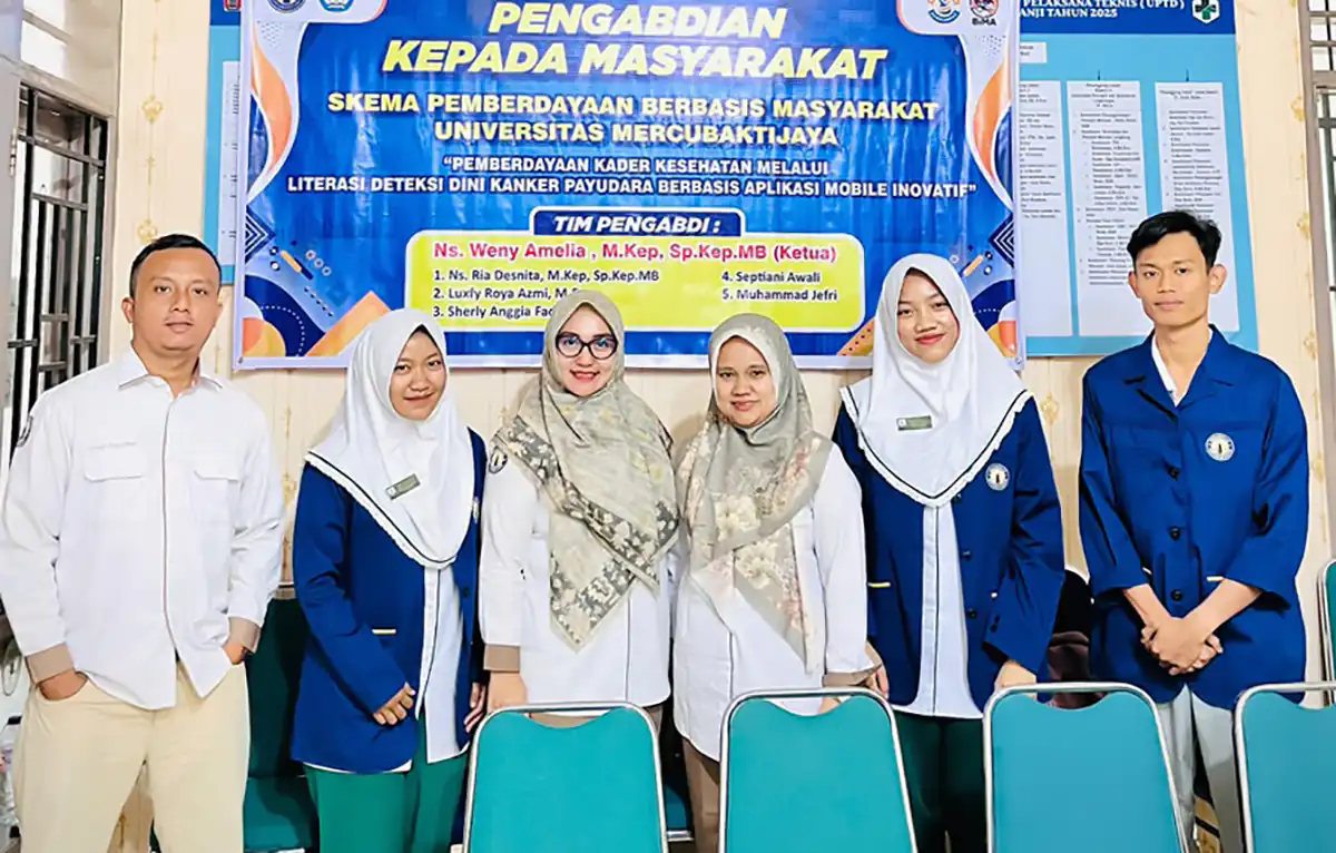 Tim Pengabdian kepada Masyarakat Universitas Mercubaktijaya berfoto bersama saat pelaksanaan program pemberdayaan kader kesehatan posyandu dalam mendeteksi secara dini kanker payudara berbasis aplikasi mobile, di Korong Gadang, Kuranji, Kota Padang.