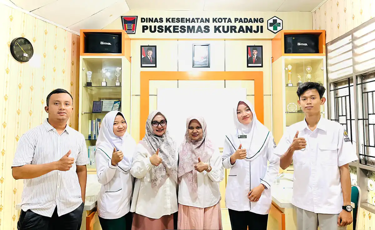 Tim Pengabdian kepada Masyarakat Universitas Mercubaktijaya berfoto bersama saat pelaksanaan program pemberdayaan kader kesehatan posyandu dalam mendeteksi secara dini kanker payudara berbasis aplikasi mobile, di Korong Gadang, Kuranji, Kota Padang.