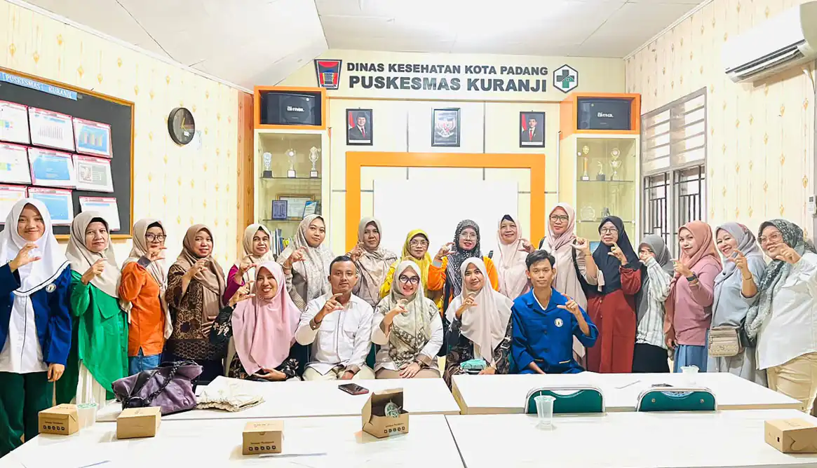 Tim Pengabdian kepada Masyarakat Universitas Mercubaktijaya berfoto bersama saat pelaksanaan program pemberdayaan kader kesehatan posyandu dalam mendeteksi secara dini kanker payudara berbasis aplikasi mobile, di Korong Gadang, Kuranji, Kota Padang.