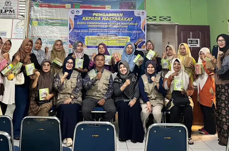 Tim Pengabdian kepada Masyarakat Universitas Mercubaktijaya berfoto bersama saat pelaksanaan program pemberdayaan kader kesehatan posyandu dalam mendeteksi secara dini kanker payudara berbasis aplikasi mobile, di Korong Gadang, Kuranji, Kota Padang.