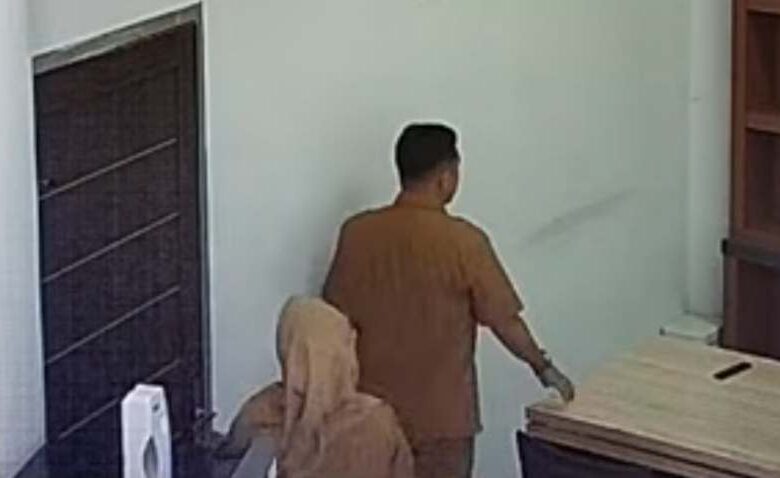 Jagat media sosial dihebohkan oleh rekaman CCTV 25 detik dugaan tindakan tidak pantas yang dilakukan dua oknum berpakaian dinas ASN di lingkungan Pemprov Sumbar.