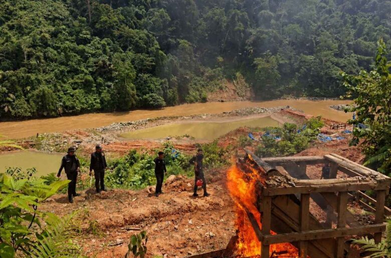 Tambang Emas Ilegal Solok Selatan Tim Trisula Polres Solok Selatan menertibkan lokasi tambang emas tanpa izin (PETI) di Sangir Batang Hari. Fasilitas penambang dimusnahkan.