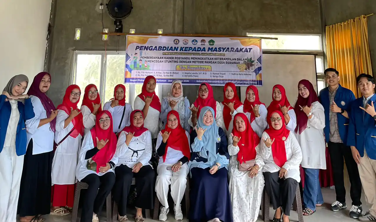 Tim pengabdian masyarakat Universitas Mercubaktijaya berfoto bersama saat kegiatan pemberdayaan kader posyandu dalam meningkatkan keterampilan guna mencegah stunting dengan Metode Pangan Desa BERSINAR, di Nagari Pilubang, Kecamatan Sungai Limau, Kabupaten Padang Pariaman. Tim pengabdian masyarakat Universitas Mercubaktijaya berfoto bersama saat kegiatan pemberdayaan kader posyandu dalam meningkatkan keterampilan guna mencegah stunting dengan Metode Pangan Desa BERSINAR, di Nagari Pilubang, Kecamatan Sungai Limau, Kabupaten Padang Pariaman.