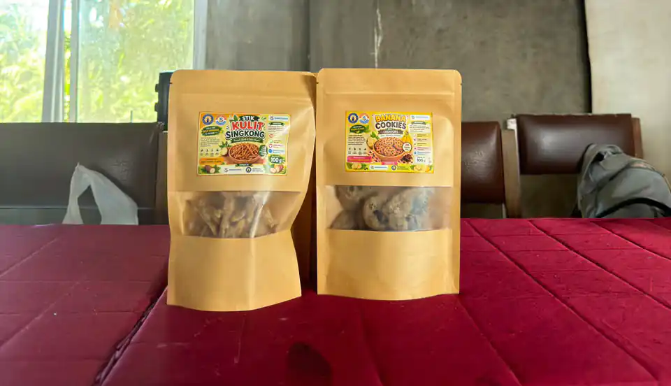 Hasil olahan bahan pangan lokal singkong dan pisang, menjadi alternatif makanan bergizi yang mudah dibuat serta diterapkan dalam skala rumah tangga maupun kegiatan posyandu untuk mencegah stunting. Hasil olahan bahan pangan lokal singkong dan pisang, menjadi alternatif makanan bergizi yang mudah dibuat serta diterapkan dalam skala rumah tangga maupun kegiatan posyandu untuk mencegah stunting.