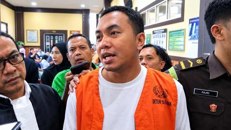 Yogi Internet Mentawai Yogi Gilang Arya Setia usai mendengarkan pembacaan putusan sela dalam persidangan di Pengadilan Negeri Padang.